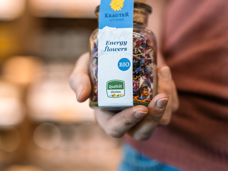 © IDM Südtirol/Hannes Unterhauser Jar of edible flowers Kräuter Schlossl with the South Tyrol seal of quality. | © IDM Südtirol/Hannes Unterhauser