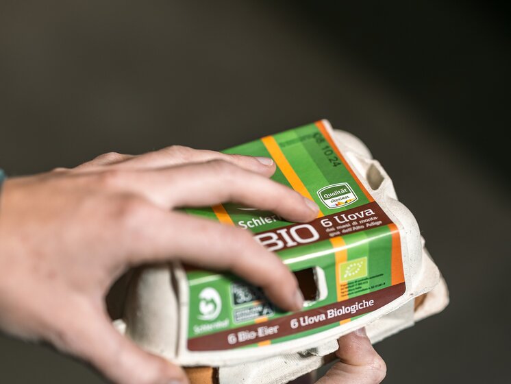 © IDM Südtirol/Hannes Unterhauser A package of organic eggs with the South Tyrol seal of quality, being opened. | © IDM Südtirol/Hannes Unterhauser