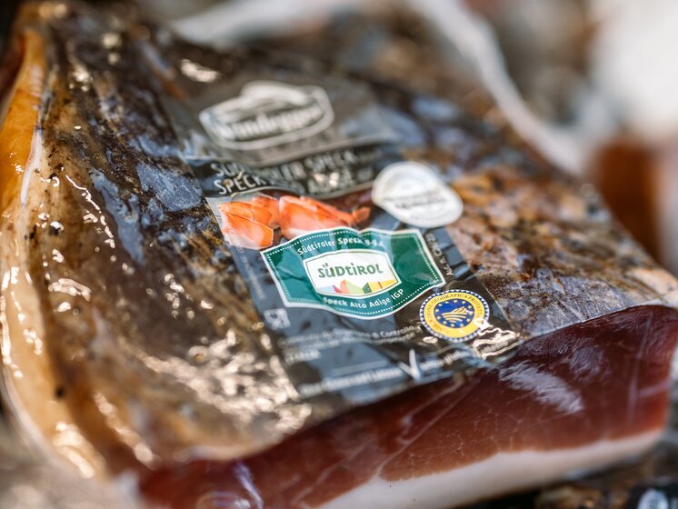 © IDM Südtirol/Hannes Unterhauser Vacuum-packed farmhouse speck with the Speck Alto Adige PGI badge. | © IDM Südtirol/Hannes Unterhauser
