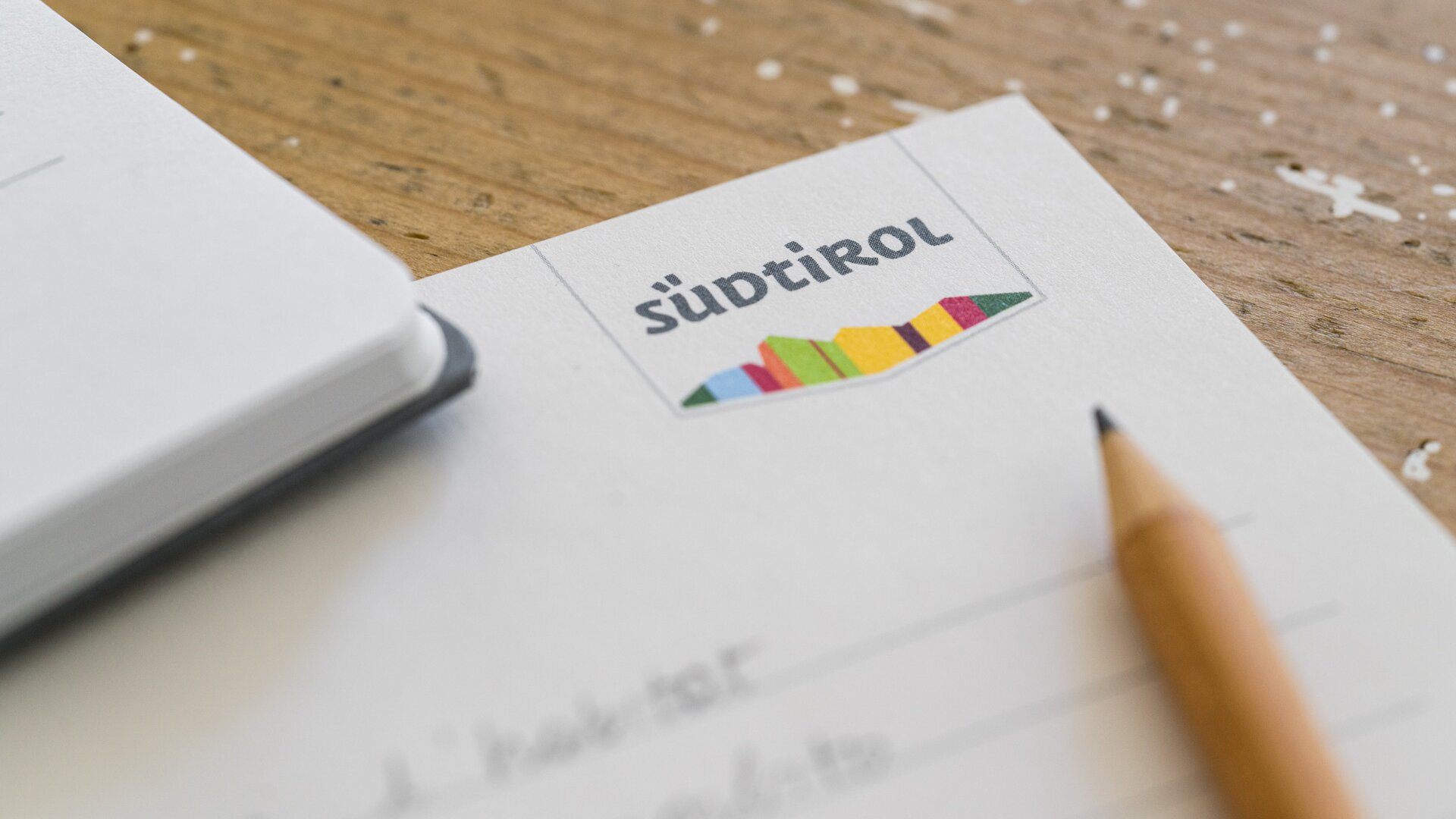 A notepad with the South Tyrol brand pointer printed in the top right-hand corner. | © IDM-Südtirol/ Marco Parisi