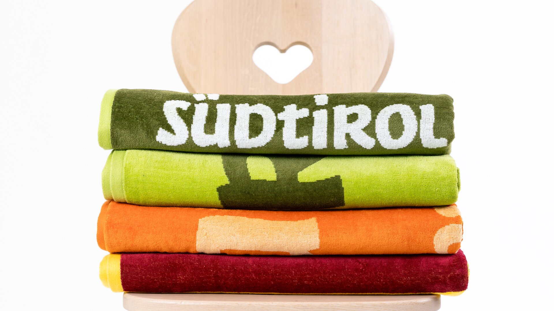 Frontalansicht eines Stapels gefalteter Südtirol Handtücher mit der Wordmarke | © IDM Südtirol/Hannes Unterhauser